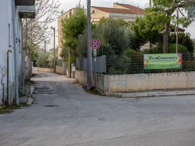A sinistra invece si ricollega al centro cittadino sbucando sulla statale 100. Noi seguiamo questa direzione che ci permette dopo una cinquantina di metri di raggiungere la nostra meta